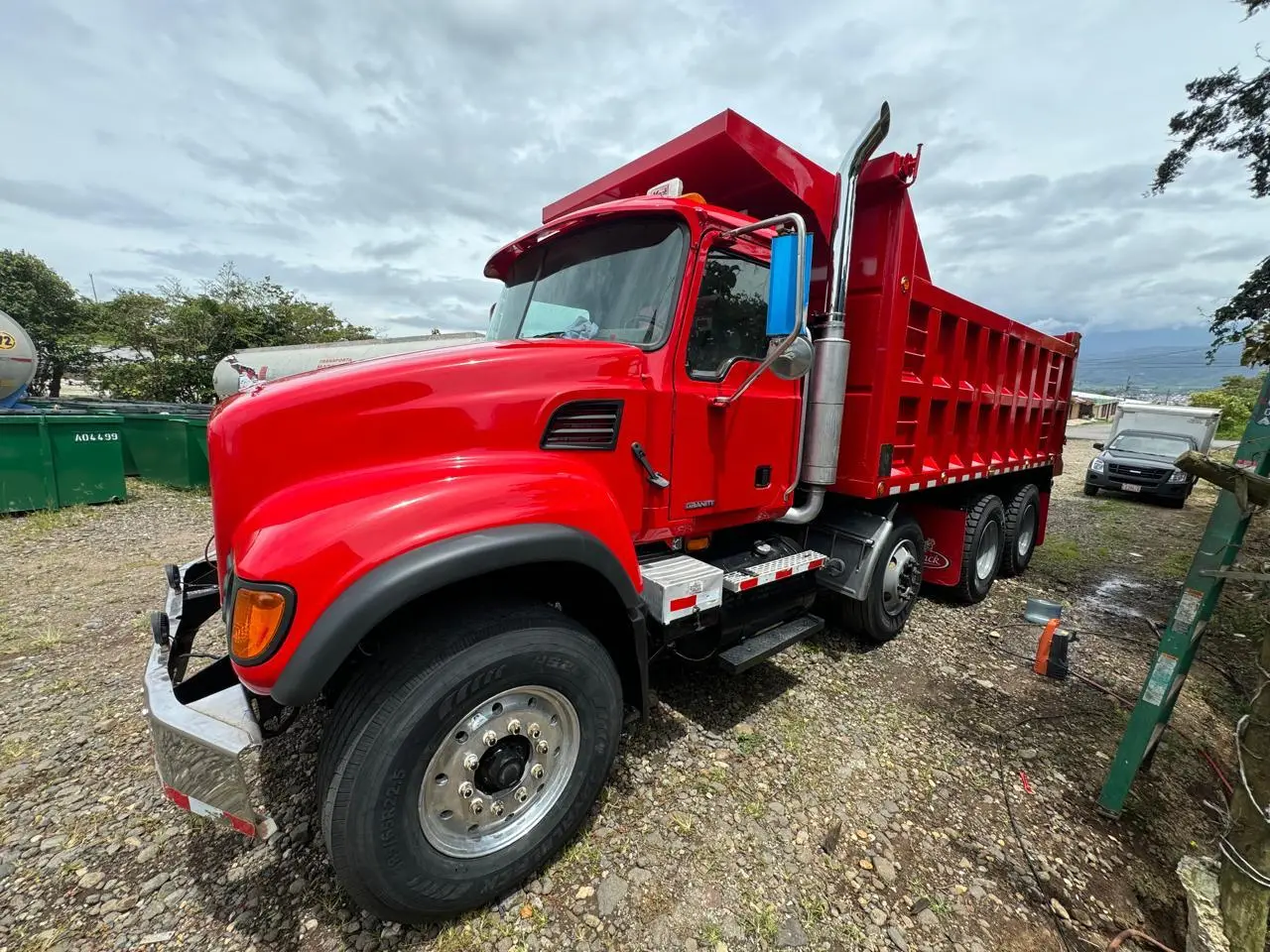 Camión rojo con remolque fabricado por RCA Trailers