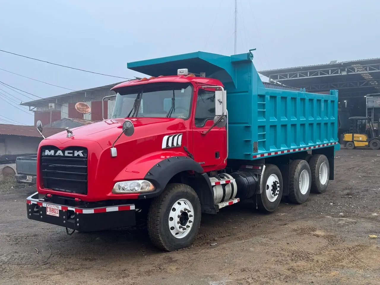 Camión rojo equipado con góndola turquesa