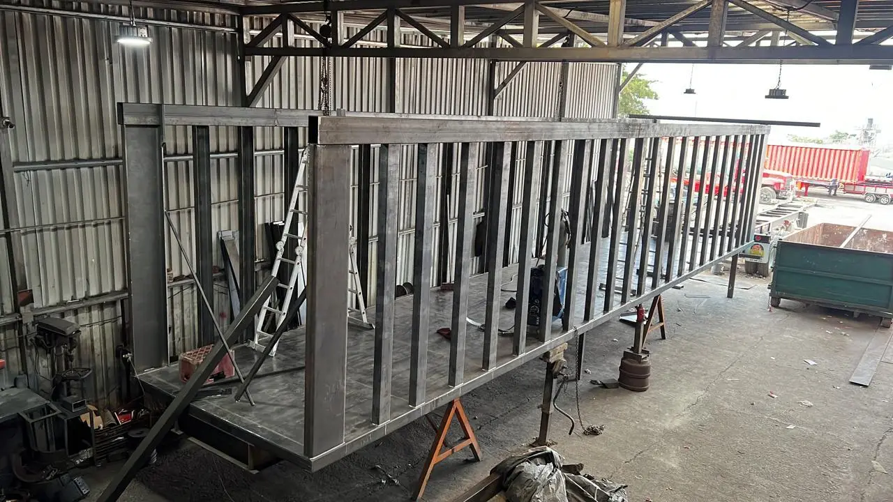 Estructura metálica de remolque en proceso de fabricación