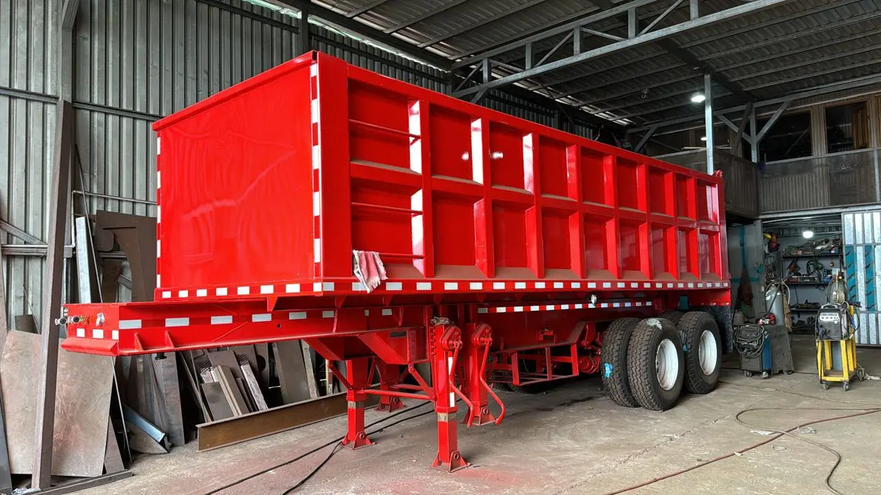Remolque de volteo rojo fabricado por RCA Trailers